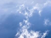 Leuchtende Wolkenfetzen im Seitenlicht